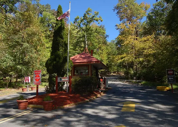 Scotrun Camping Resort Deluxe Park Model 4